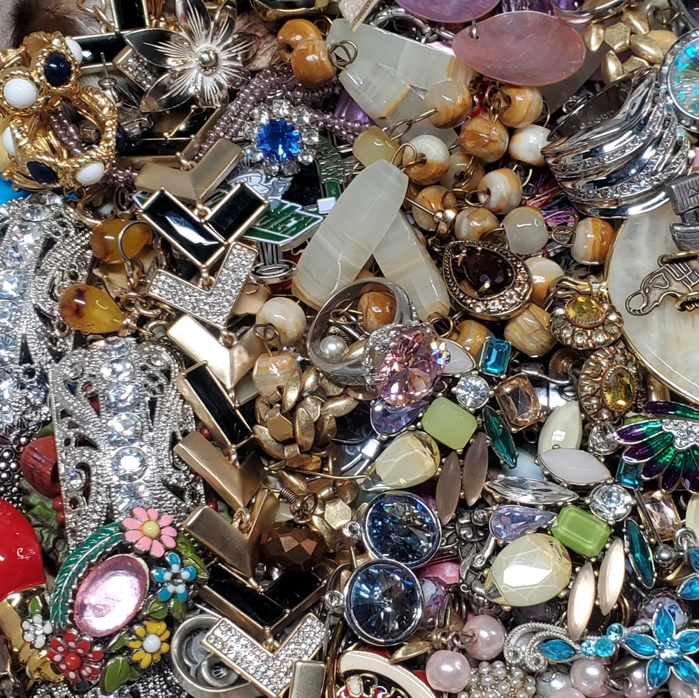 Grab Bag Of Necklaces, Bracelets, Rings, Earrings & Misc.  Brands. - Picture 16 of 16